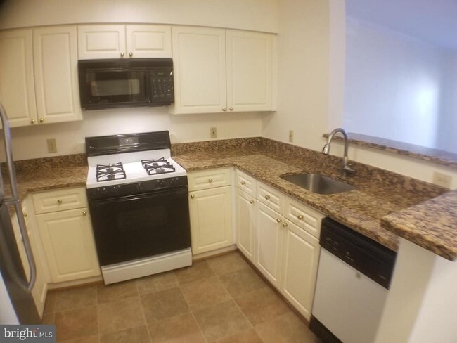 property at 2204 Westcourt Ln
