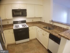 2204 Westcourt Ln in Herndon, VA - Building Photo - Building Photo
