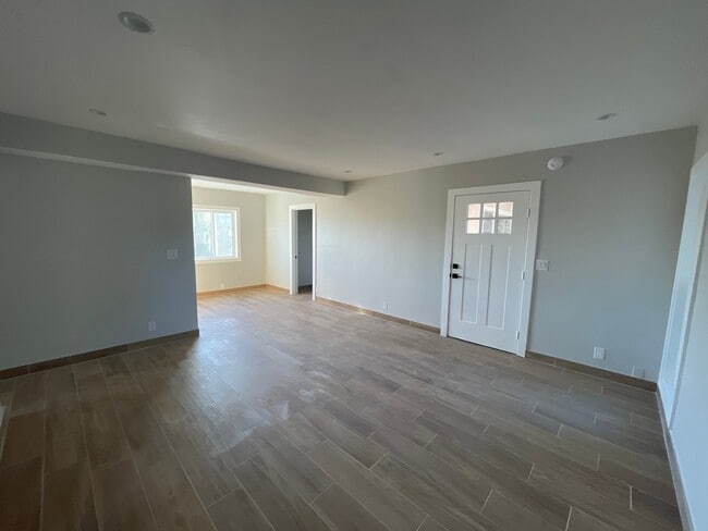 13425 Vanowen St, Unit 10 in Los Angeles, CA - Building Photo - Building Photo