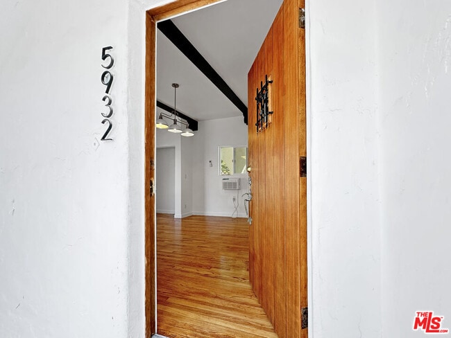 5932 Willoughby Ave in Los Angeles, CA - Building Photo - Building Photo