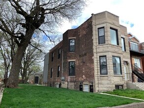 2742 W Polk St, Unit G in Chicago, IL - Building Photo - Building Photo