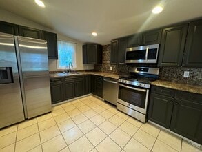 22 Hull Pl in Seymour, CT - Building Photo - Building Photo