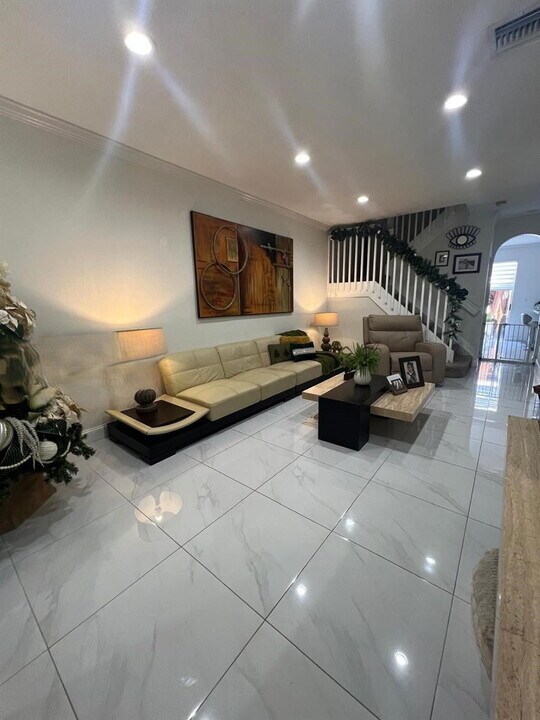 5621 NW 112th Ct in Doral, FL - Foto de edificio