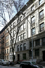 69 W 68th St in New York, NY - Building Photo - Building Photo