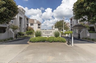 421 Harbour Pt, Unit 421 Harbour Point in Virginia Beach, VA - Building Photo