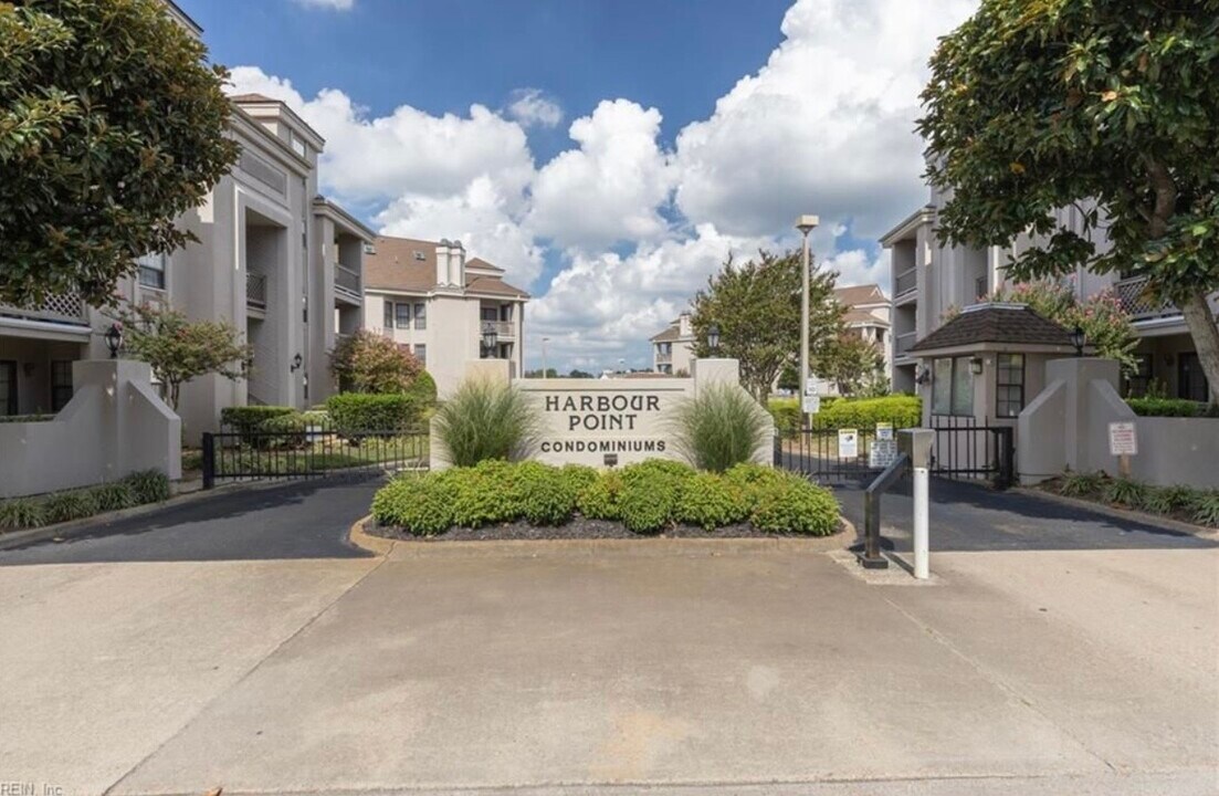 421 Harbour Pt, Unit 421 Harbour Point in Virginia Beach, VA - Foto de edificio