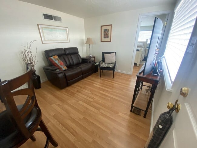 336 Lynne Way, Unit B