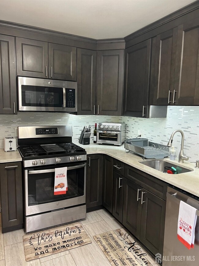 42 Townsend Dr in Matawan, NJ - Building Photo - Building Photo