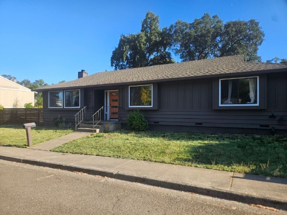 671 19th St in Lakeport, CA - Building Photo