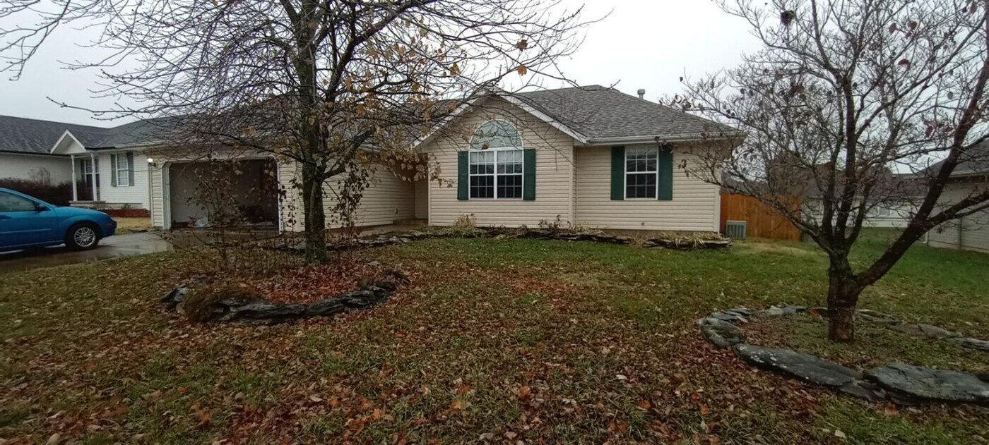 508 N Douglas Dr in Republic, MO - Building Photo