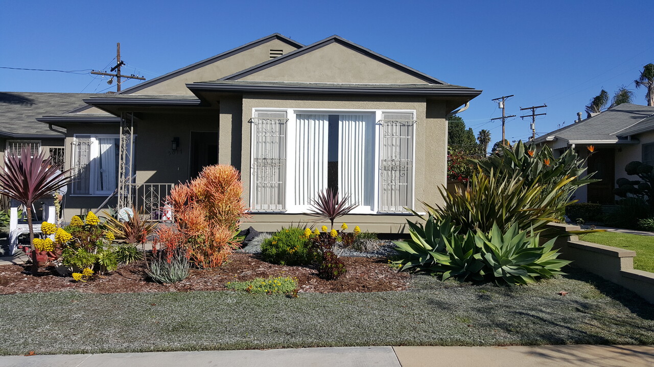 5021 W 62nd St in Los Angeles, CA - Building Photo