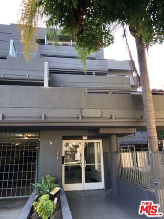 939 Palm Ave in West Hollywood, CA - Building Photo