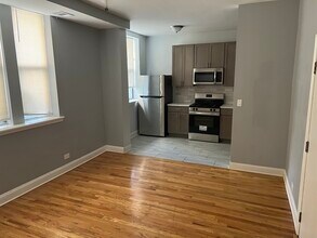 2358 E 70th Pl in Chicago, IL - Foto de edificio - Building Photo