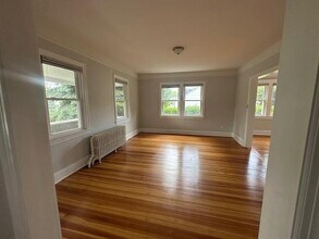 17 George St in Glen Cove, NY - Foto de edificio - Building Photo