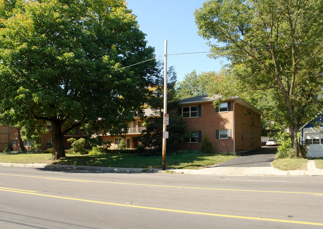 3081 Indianola Ave in Columbus, OH - Foto de edificio - Building Photo