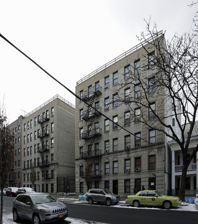 2415 Morris Ave in Bronx, NY - Building Photo