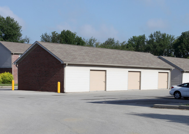 Sugar Creek Apartments in New Palestine, IN - Building Photo - Building Photo