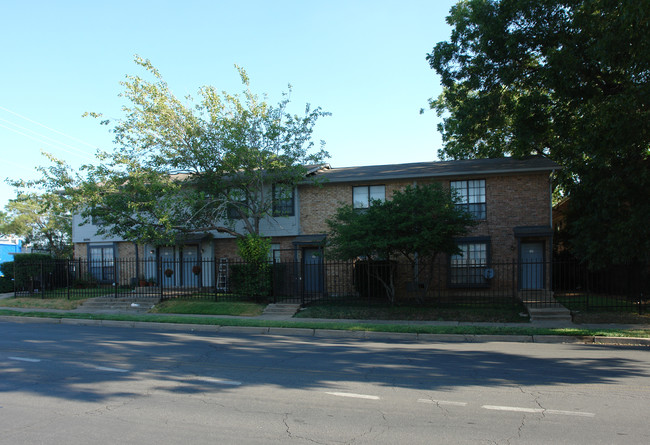 5911 Ross Ave in Dallas, TX - Foto de edificio - Building Photo