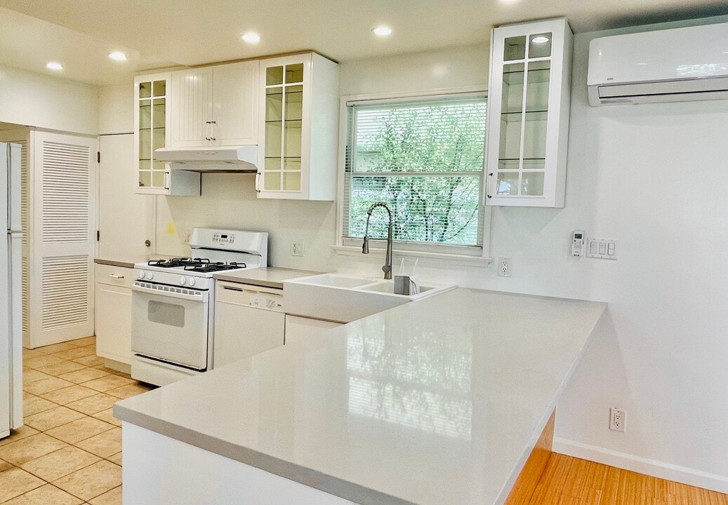 12114 Ohio Ave in Los Angeles, CA - Building Photo