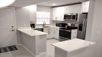 200 Jacaranda Country Club Dr in Plantation, FL - Building Photo