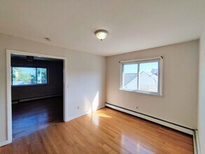 135 Hillcrest Rd-Unit -2nd Floor in Bridgeport, CT - Foto de edificio - Building Photo