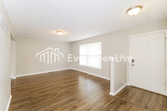 1109 NE 9th St in Blue Springs, MO - Building Photo - Building Photo