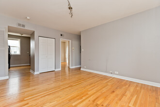 3555 W Lyndale St, Unit 2C in Chicago, IL - Building Photo - Building Photo