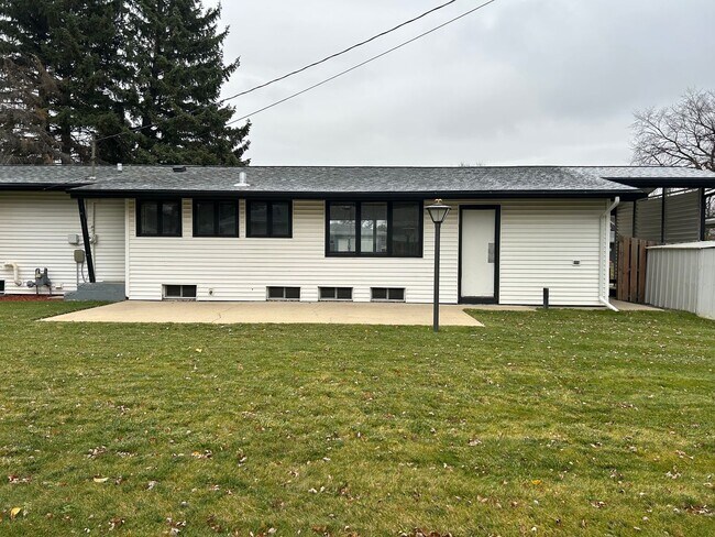 409 24th St NW in Minot, ND - Building Photo - Building Photo