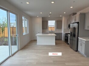 3291 Hill St in Manteca, CA - Foto de edificio - Building Photo