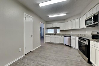 7414 Skylight Ln in Houston, TX - Building Photo - Building Photo