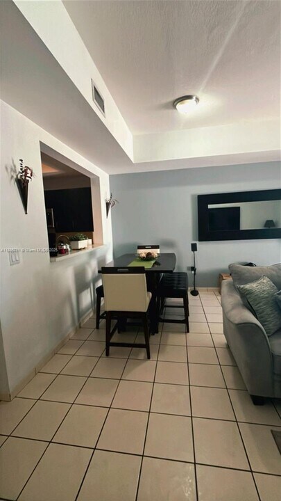 10913 NW 43rd Ln in Doral, FL - Building Photo