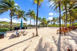 9172 Collins Ave in Surfside, FL - Foto de edificio - Building Photo