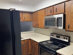 8048 Sands Point Dr in Houston, TX - Building Photo - Building Photo