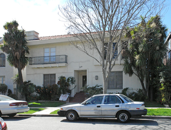 215 S Elm Dr in Beverly Hills, CA - Foto de edificio - Building Photo