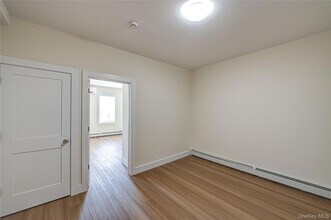 50 E Main St, Unit B in Bay Shore, NY - Building Photo - Building Photo