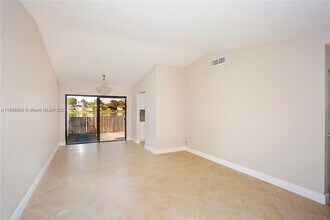4902 SW 138th Ave in Miami, FL - Foto de edificio - Building Photo