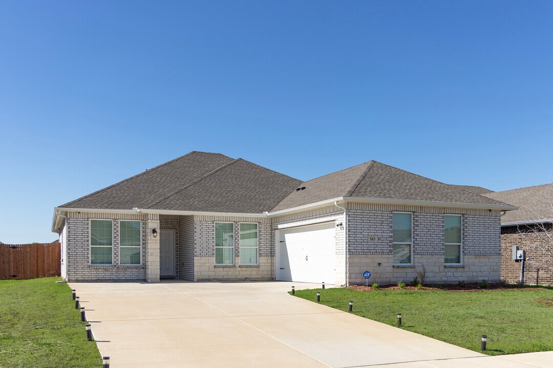 1443 Lakebrook Dr in Waxahachie, TX - Building Photo