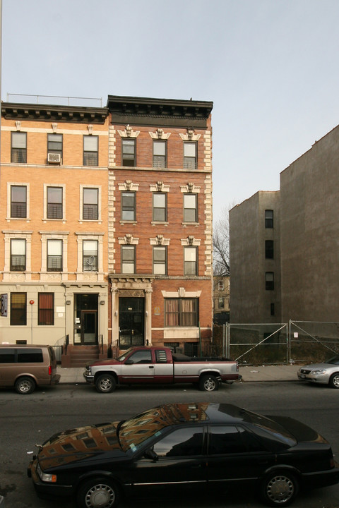 235 Bainbridge St in Brooklyn, NY - Building Photo