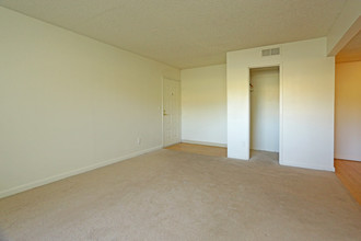 SolAire West Apartments in Las Vegas, NV - Building Photo - Interior Photo