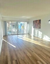 1505 Crescent Cir, Unit B24 in West Palm Beach, FL - Building Photo - Building Photo