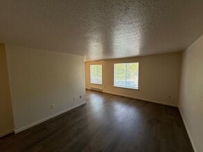 900 Bryan Ct in Silverton, OR - Building Photo - Building Photo