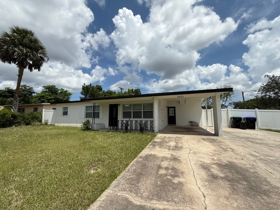 6003 W Harwood Ave in Orlando, FL - Foto de edificio