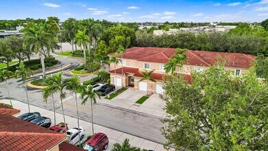 7923 N Southwood Cir in Davie, FL - Building Photo - Building Photo