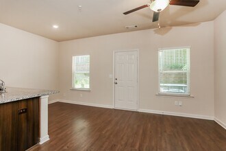 408 Highwood Ln in East Point, GA - Building Photo - Building Photo