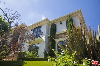 3685 Benedict Canyon Ln in Los Angeles, CA - Building Photo - Building Photo