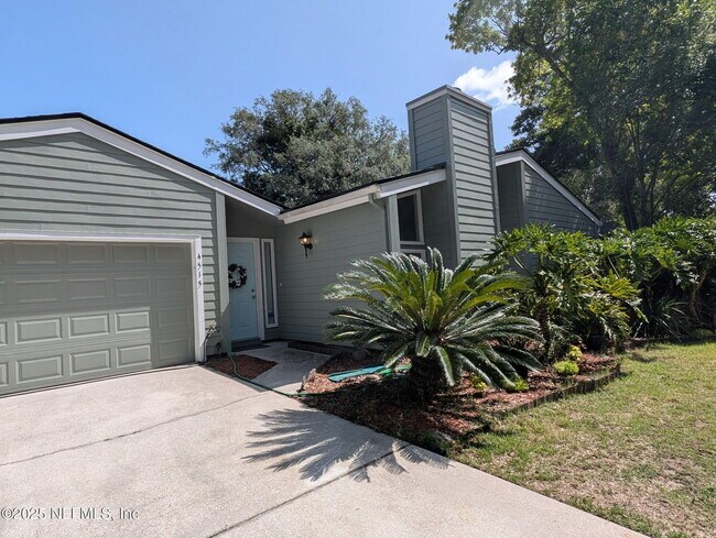 property at 4515 Carolyn Cove Ln S