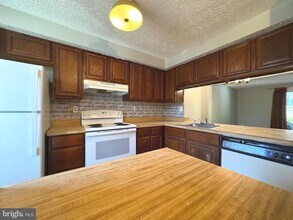 95 Stillwood Cir in White Marsh, MD - Foto de edificio - Building Photo