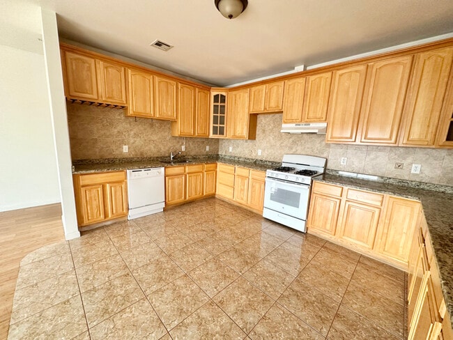 41-43-43 Manufacturers Pl in Newark, NJ - Foto de edificio - Building Photo