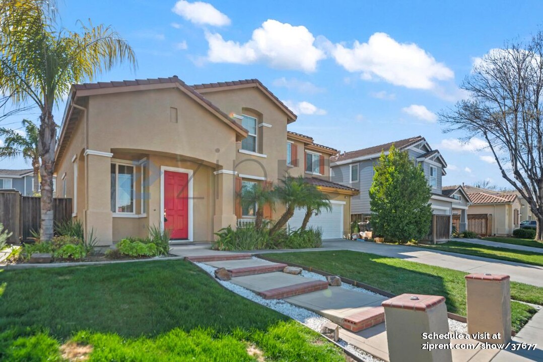 100 Wisteria Ln in Tracy, CA - Building Photo