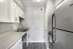 St. Charles Row in St. Petersburg, FL - Building Photo